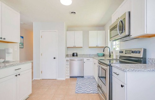 Hampton House | #Buckroe Bungalow ~Escape to the Beach 2mins Away!
