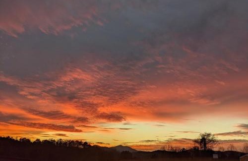 Warne House | Bucolic Mountain View Stargazing Sunsets Wildlife