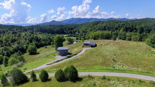 Warne House | Bucolic Mountain View Stargazing Sunsets Wildlife