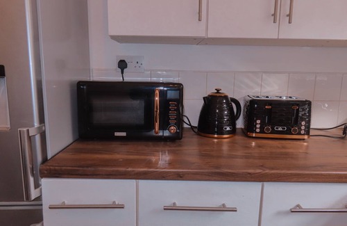 Fulwell and Hampton Hill Apartment | Budget 2BDR apartment 6PPL pets