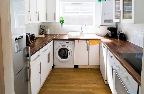 Fulwell and Hampton Hill Apartment | Budget 2BDR apartment 6PPL pets