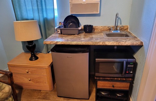 Wailuku Apartment | Budget Downtown Studio-E w/Queen Bed, Micro-Kitchen AC, WIFI & 4 free Streamers