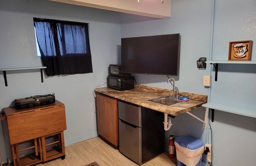 Wailuku Apartment | Budget Downtown Studio-K w/Queen Bed, Micro-Kitchen AC, WIFI & 4 free Streamers