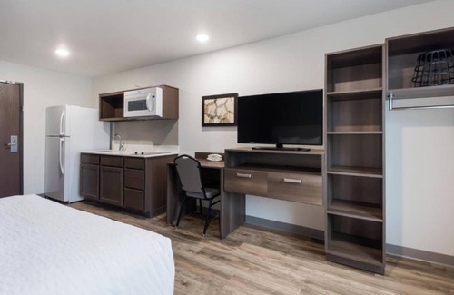 Newnan Hotel | Budget-Friendly 3 Room Stay w/King or Queen Bed Near Local Attractions