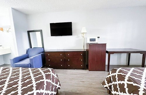 Madisonville Hotel | Budget-Friendly Room Near Frank Stafford Memorial Park – 2 Miles Away