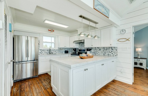 Galveston House | Budget & Pet Friendly Beachfront Home - Great for Couples or Small Families