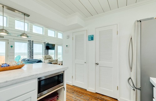Galveston House | Budget & Pet Friendly Beachfront Home - Great for Couples or Small Families