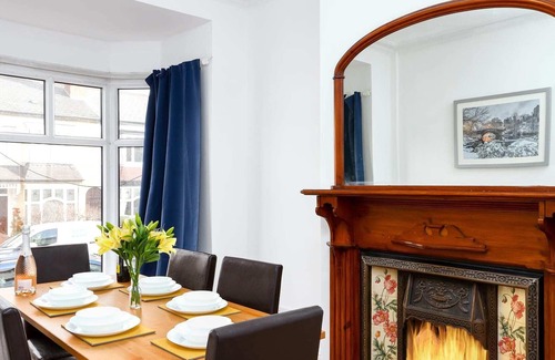 Smethwick House | Budget Stay near Haglay Road, 10 minutes to City Centre Galton Road