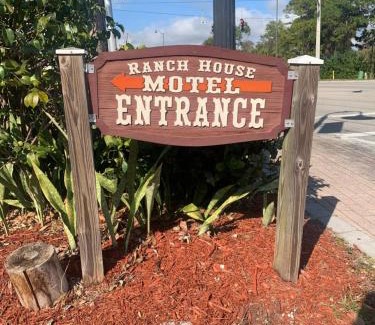 Bonita Springs Hotel | Buffalo Chip's Ranch House Motel
