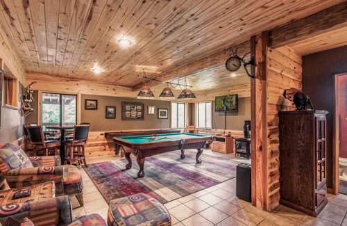 Ruidoso Cabin | Buffalo Lodge, 7BRs, Hot Tub, Pool Table, Multiple Decks, Wi-Fi, Sleeps 16