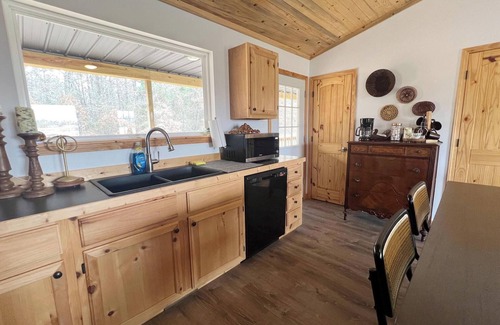 Jasper House | Buffalo Pastures Retreat - Minutes to Jasper Square