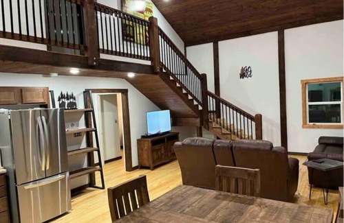Compton Cabin | Buffalo River Rocky Ridge Cabin- Pool and HOT TUB