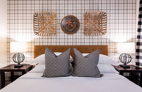 Versailles Hotel | Buffalo Trace Suite, The Woodford Hotel