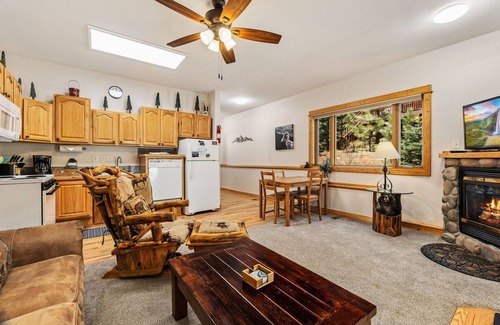 Fall River Estates Condo | Bugle Pointe A02 (Private Hot tub) River Views!