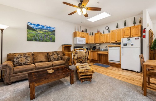 Fall River Estates Condo | Bugle Pointe A02 (Private Hot tub) River Views!