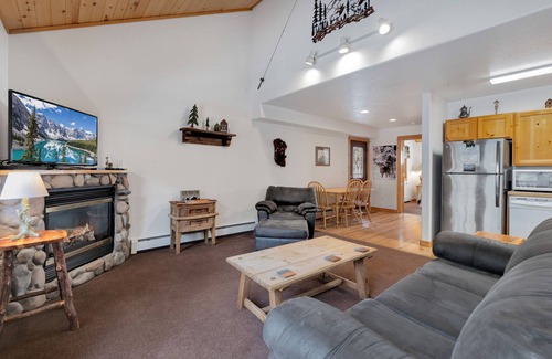 Fall River Estates Condo | Bugle Pointe A03 (Private Hot tub) River Views!