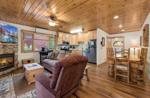 Fall River Estates Condo | Bugle Pointe B20 (Private Hot tub) River Views!