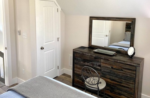 Marshall Cabin | Built NEW! WNC Mountain Cabin-Near Asheville & I-26, Fast Wifi!