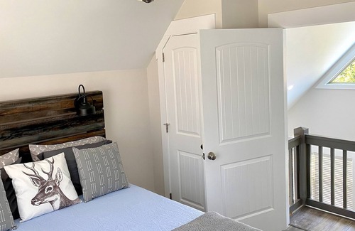 Marshall Cabin | Built NEW! WNC Mountain Cabin-Near Asheville & I-26, Fast Wifi!