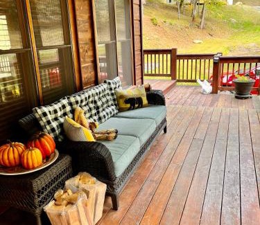Sky Valley House | Bumble Bee Cabin