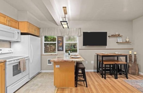 West Hills House | Bungalow By the Bay Saltwater Retreat For 2 guests