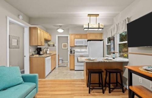 West Hills House | Bungalow By the Bay Saltwater Retreat For 2 guests