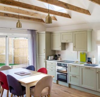 Angmering House | Bungalow Close to South Downs & Beach