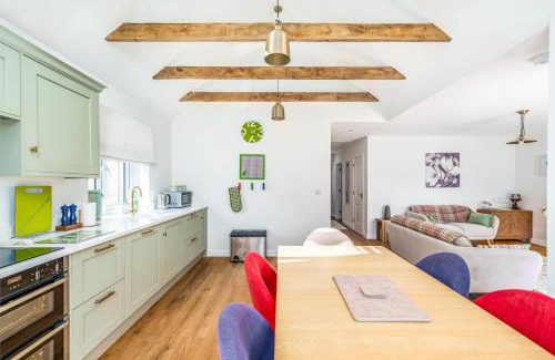 Angmering House | Bungalow Close to South Downs & Beach