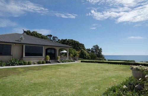 Pitone House | Bungalow Coastal Retreat with Sea Views