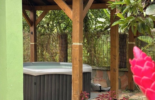 Capesterre-Belle-Eau House | Bungalow near Carbet Falls with Jacuzzi