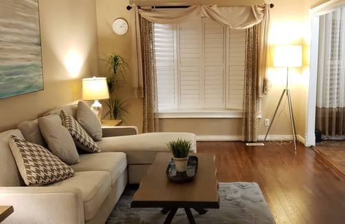 Pickering House | Bungalow with cozy 4 bedrooms on a Large property Lot ! Late check-out
