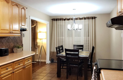 Pickering House | Bungalow with cozy 4 bedrooms on a Large property Lot ! Late check-out