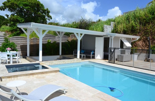 Circuit 1C1 House | Bungalow with pool and jacuzzi