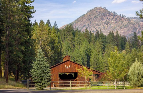 Superior House | Bunkhouse Cabin - Alpine Falls Ranch