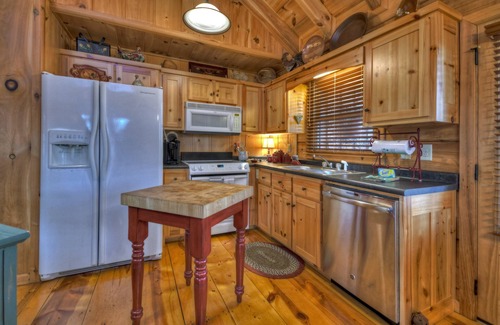 Blue Ridge Cabin | Bunny's Bungalow | Pet Friendly | Hot Tub | Grill