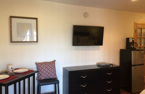 Burbank Apartment | Burbank Hills Studio New with Views of City Lights!