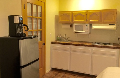 Burbank Apartment | Burbank Hills Studio New with Views of City Lights!