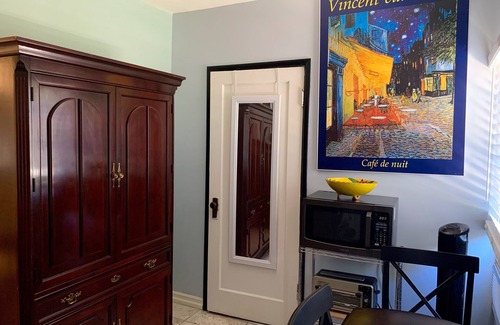 Burbank Cottage | Burbank QUIET & CLEAN & Private By Warner Brothers & NY Film Academy - Pet OK