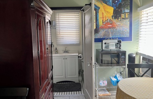Burbank Cottage | Burbank QUIET & CLEAN & Private By Warner Brothers & NY Film Academy - Pet OK