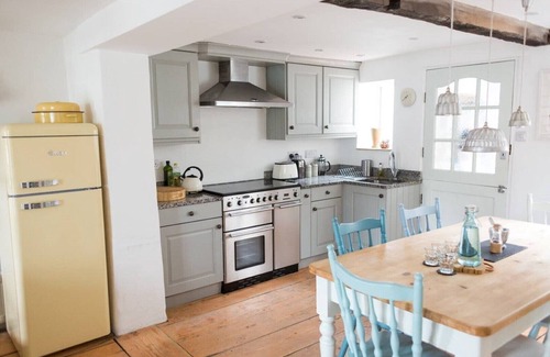 Burgh Island Cottage | Burgh Island /Bigbury on Sea Views /Beach 100 m: Cosy Old Coastguard's Cottage
