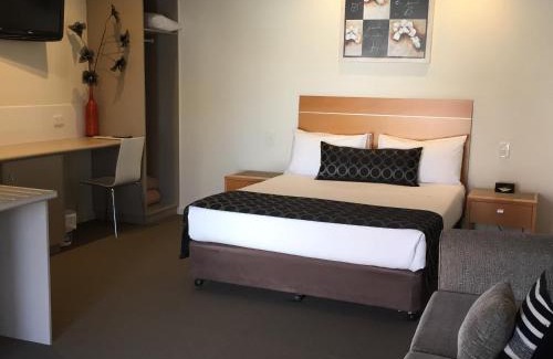 Yarrawonga Hotel | Burkes Hotel Motel