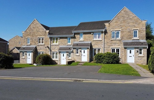 Burnley House | Burnley Entire House 4-bedrooms-sleeps 6-driveway