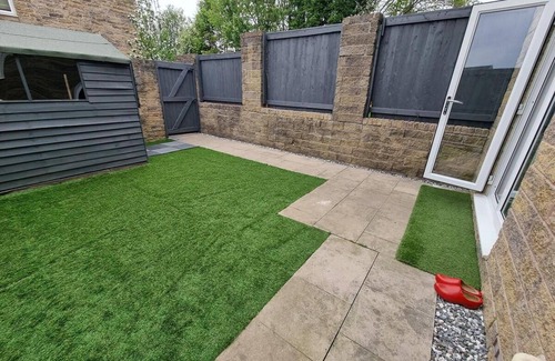 Burnley House | Burnley Entire House 4-bedrooms-sleeps 6-driveway