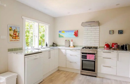 Burrill Lake Cottage | Burrill Lake View Holiday Cottage - pet friendly 🐶