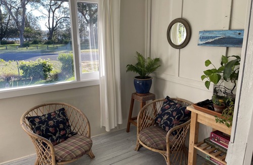 Burrill Lake Cottage | Burrill Lake View Holiday Cottage - pet friendly 🐶