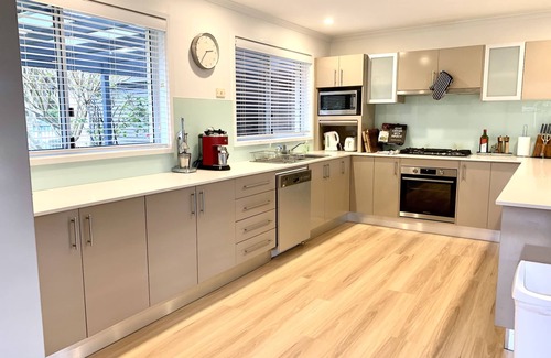 Burrill Lake House | Burrill Lakefront House - direct lake access-kayaks-table tennis-pool table-lawn