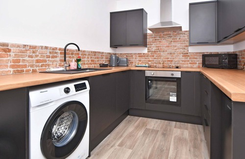 Burton on Trent Apartment | Burton Apartments. Free WiFi & Parking - Sleeps 4