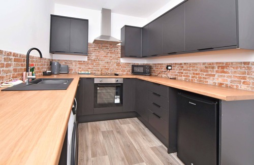 Burton on Trent Apartment | Burton Apartments. Free WiFi & Parking - Sleeps 4