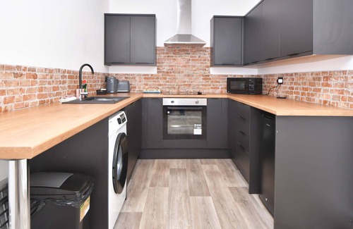 Burton on Trent Apartment | Burton Apartments. Free WiFi & Parking - Sleeps 4