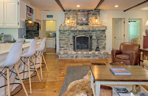 Clayton House | Burton Surf Club - Lakefront with Dock 5 Bedroom Renovation - Sleeps 8